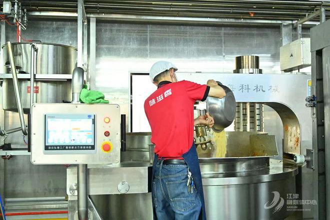 烹百味 匠心熬就“味滋香”麻将胡了2模拟器一勺底料(图4)